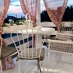Сasa de vacaciones White Villa *